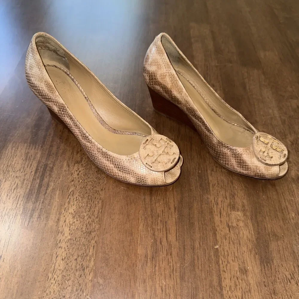 Tory Burch Julianne Snake Print Peep Toe Wedge Heels Logo Medallion 6.5M Leather